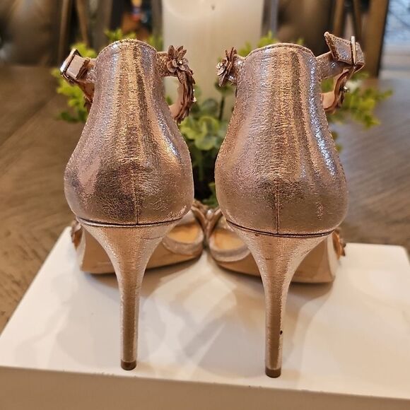 Elegant Gold T Strap Floral Heels Size 7 INC - Picture 10 of 16